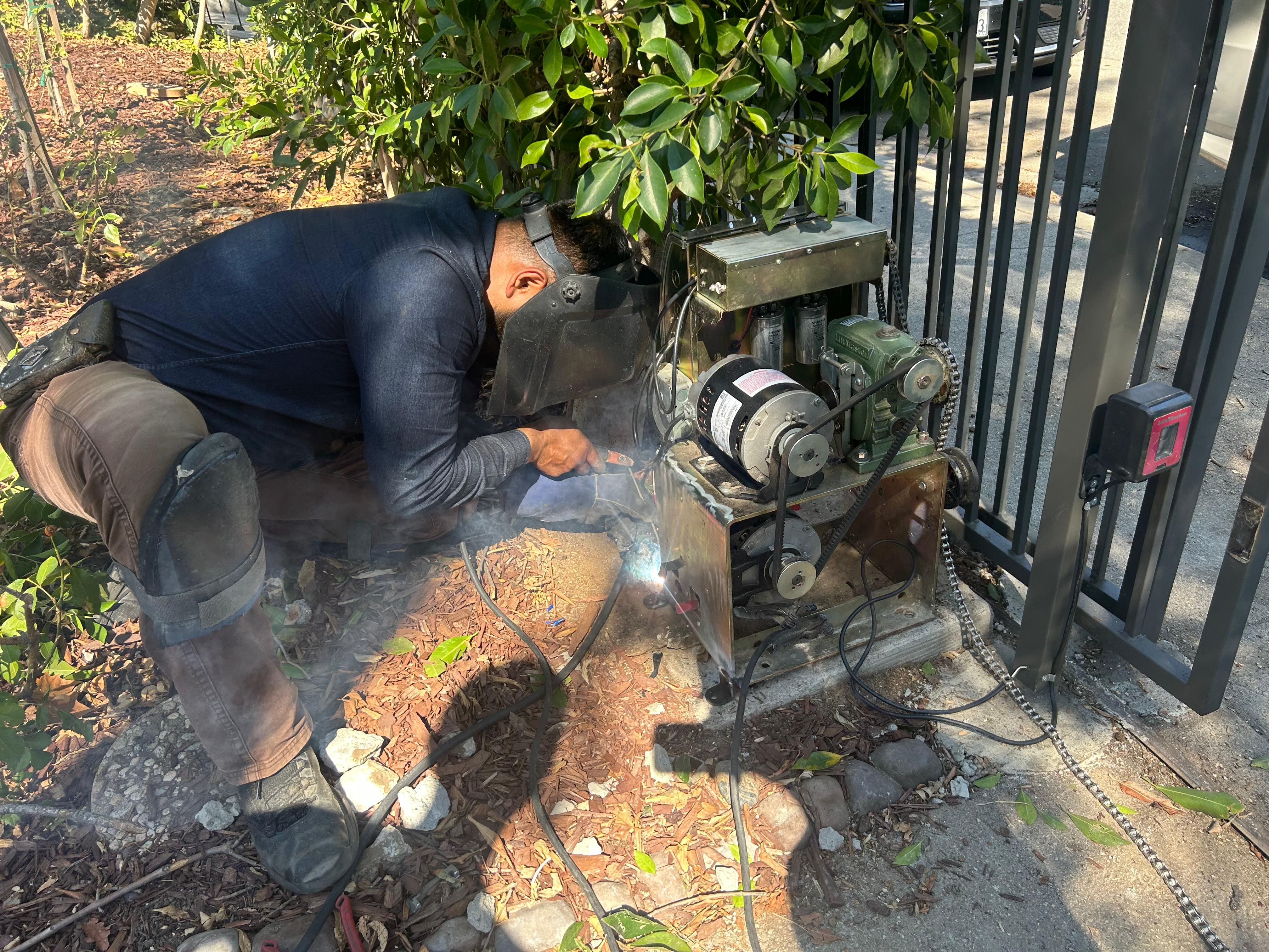 Driveway Gate Repair project photo